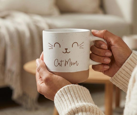 Cat Mom Tasse | Keramiktasse 360ml | Geschenk für Katzenliebhaberin | Katzen Mama Becher | Cozy Coffee Mug