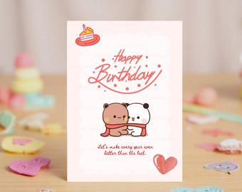 Könnte beinhalten: Eine rosafarbene Geburtstagskarte mit einer niedlichen Illustration von zwei Comic-Tieren, einem Bären und einem Panda, die sich umarmen. Die Karte lautet "Happy Birthday" und "Lass uns jedes Jahr noch besser machen als das letzte."