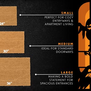 Pu&ograve; includere: Tre tappetini per porta di diverse dimensioni, 16" x 24", 18" x 30" e 24" x 36", con testo che descrive la dimensione e l'uso di ogni tappetino.  PICCOLO: PERFETTO PER INGRESSI ACCOGLIENTI E APPARTAMENTI. MEDIO: IDEALE PER INGRESSI STANDARD. GRANDE: FA UNA DICHIARAZIONE AUDACE PER INGRESSI SPAZIOSI.