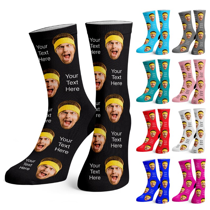 Puede incluir: Un conjunto de 10 pares de calcetines negros con un patr&oacute;n repetido de la cara de un hombre. Los calcetines est&aacute;n disponibles en 10 colores diferentes: azul, azul claro, gris, rosa, rojo, blanco, azul claro, azul, rosa y rojo. Los calcetines tienen el texto "Your Text Here" impreso en ellos.