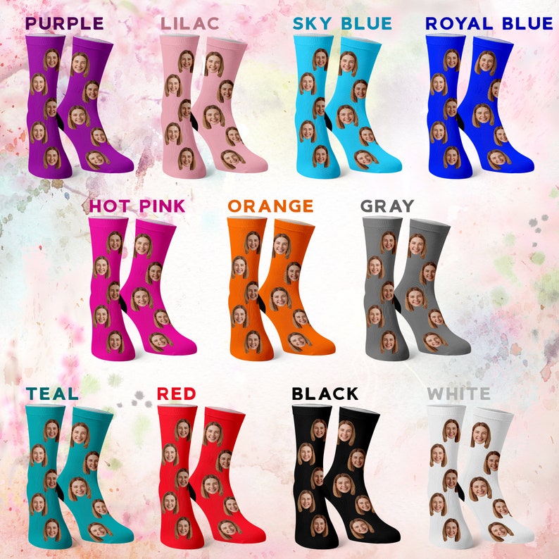 Puede incluir: Un conjunto de 12 pares de calcetines con una variedad de colores, incluyendo morado, lila, azul cielo, azul real, rosa fuerte, naranja, gris, azul verdoso, rojo, negro y blanco. Cada calcet&iacute;n tiene un patr&oacute;n repetido de la cara de una persona.
