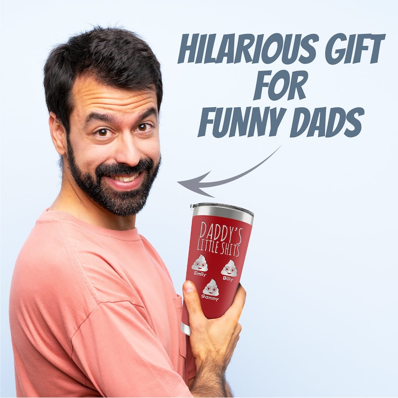 Op de afbeelding: Een rode roestvrijstalen tumbler met een wit ontwerp dat "Daddy's Little Shits" zegt met drie poep-emojis en namen eronder.