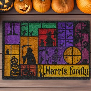 Pu&ograve; includere: Un tappetino per porta di Halloween colorato con un design a patchwork che presenta una variet&agrave; di personaggi spettrali, tra cui una strega, uno scheletro, un fantasma e un mietitore. Il tappetino include anche una zucca, pipistrelli e il testo "The Morris Family".