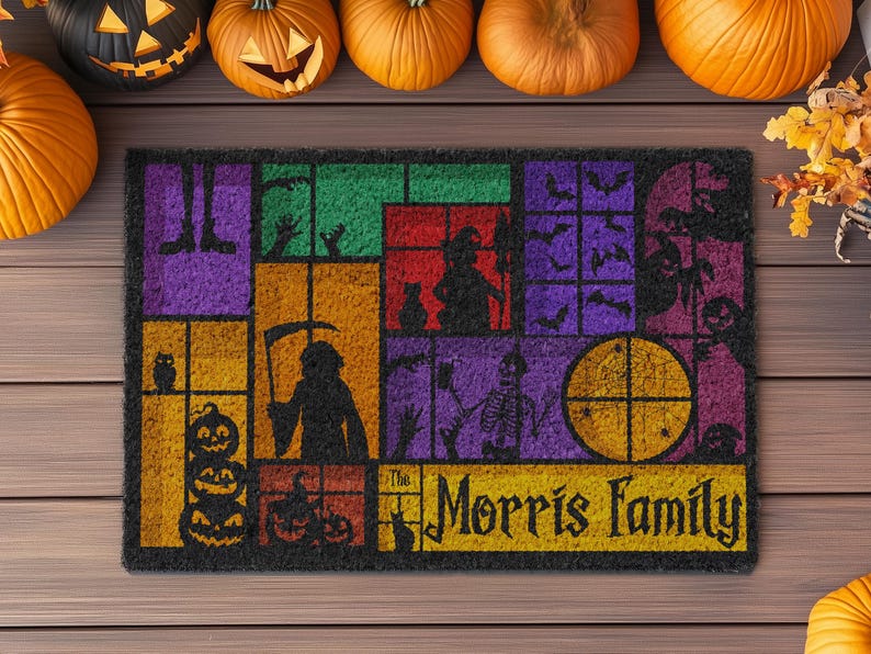 Pu&ograve; includere: Un tappetino per porta di Halloween colorato con un design a patchwork che presenta una variet&agrave; di personaggi spettrali, tra cui una strega, uno scheletro, un fantasma e un mietitore. Il tappetino include anche una zucca, pipistrelli e il testo "The Morris Family".