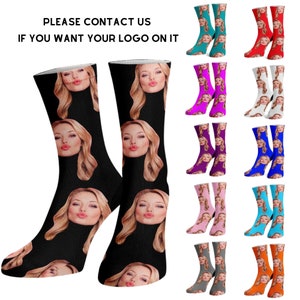 Puede incluir: Un par de calcetines negros con un patr&oacute;n repetido de la cara de una mujer. Los calcetines se muestran en 10 colores diferentes: verde azulado, rojo, blanco, magenta, morado, azul, rosa, azul claro, gris y naranja.