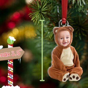Pu&ograve; includere: Un ornamento personalizzato marrone e bianco con un bambino in un costume da orso marrone. L'ornamento &egrave; alto 8,9 cm e ha un nastro rosso per appenderlo.