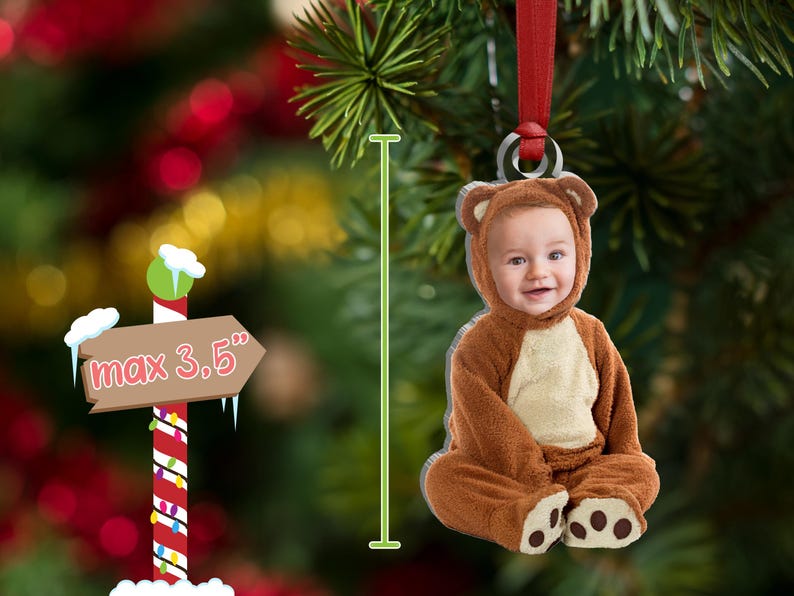 Pu&ograve; includere: Un ornamento personalizzato marrone e bianco con un bambino in un costume da orso marrone. L'ornamento &egrave; alto 8,9 cm e ha un nastro rosso per appenderlo.