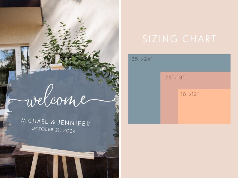 Pu&ograve; includere: Un cartello di benvenuto in acrilico trasparente con un design dipinto in grigio-blu. Il cartello mostra la parola "welcome", nomi e una data. Una tabella delle taglie mostra le dimensioni di 89cm x 61cm, 61cm x 46cm e 46cm x 30cm. Il cartello &egrave; su un cavalletto di legno.