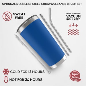 Op de afbeelding: Een blauwe roestvrijstalen tumbler met een zilveren deksel en een rietje. De tumbler is dubbelwandig en vacu&uuml;m ge&iuml;soleerd. Hij is zweetvrij en houdt dranken 12 uur koud en 24 uur warm. De tumbler wordt geleverd met een reinigingsborstel en een roestvrijstalen rietje. De tekst "Sweat Free" en "Double Walled Vacuum Insulated" is zichtbaar op de afbeelding. De tekst "Cold for 12 hours" en "Hot for 24 hours" is ook zichtbaar op de afbeelding. De tekst "BPA Free" is zichtbaar op de afbeelding.