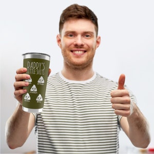 Op de afbeelding: Een roestvrijstalen tumbler met een groene achtergrond en witte tekst die "Daddy's Little Shits" zegt. De tumbler heeft een witte afbeelding van een hoop poep met een gezicht en de namen "Ethan", "Joseph", "Billy" en "Emily" eronder geschreven.