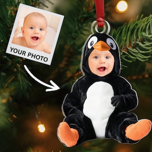 Pu&ograve; includere: Un ornamento natalizio personalizzato con un bambino vestito con un costume da pinguino bianco e nero. L'ornamento &egrave; in metallo e ha un nastro rosso per appenderlo.