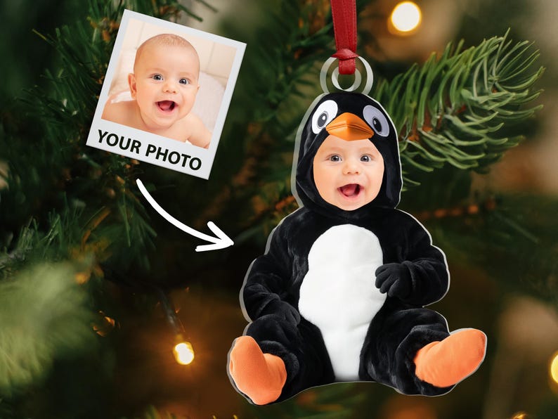 Pu&ograve; includere: Un ornamento natalizio personalizzato con un bambino vestito con un costume da pinguino bianco e nero. L'ornamento &egrave; in metallo e ha un nastro rosso per appenderlo.