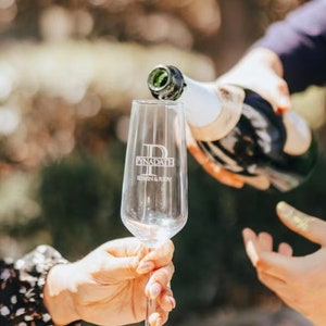 Champagne Flutes Personalized, Custom Wedding Champagne Glass, Wedding Toasting Flutes, Wedding Favors, Bride and Groom Champagne Glass
