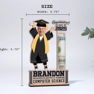 Op de afbeelding: Houten afstudeercadeau met een cartoon afgestudeerde. Het ontwerp bevat de tekst "Gefeliciteerd! Klas van 2025", de naam van de afgestudeerde en "Massachusetts Institute of Technology Computer Science". Het cadeau is 9,5 cm breed en 14,6 cm hoog.