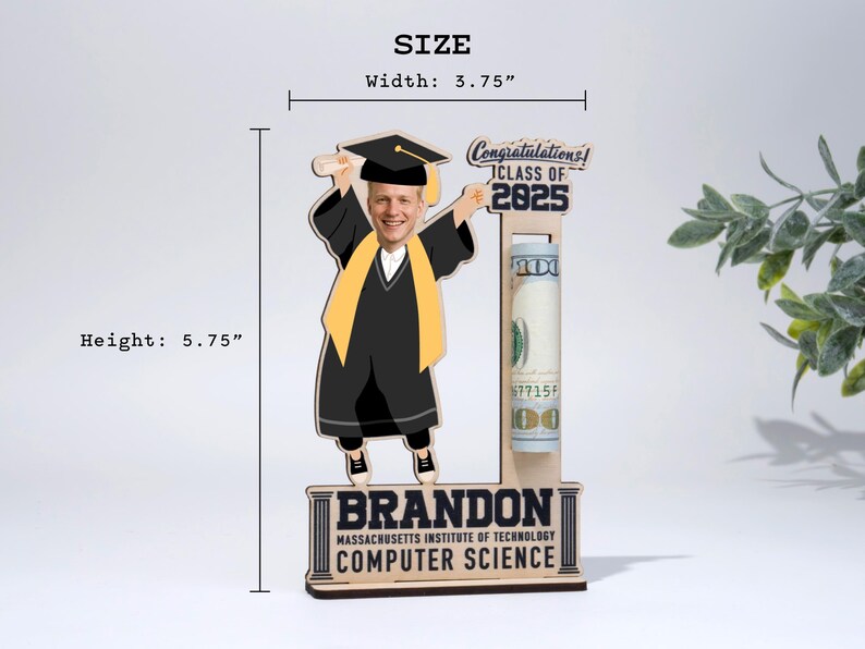 Op de afbeelding: Houten afstudeercadeau met een cartoon afgestudeerde. Het ontwerp bevat de tekst "Gefeliciteerd! Klas van 2025", de naam van de afgestudeerde en "Massachusetts Institute of Technology Computer Science". Het cadeau is 9,5 cm breed en 14,6 cm hoog.