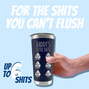 Op de afbeelding: Een marineblauwe roestvrijstalen beker met de tekst "Daddy's Little Shits" en vier poep-emojis met namen eronder. De namen zijn Oliver, Daniel, Olivia en Lily. De beker wordt vastgehouden door een hand. De tekst "Up to 6 Shits" staat in de linkerbenedenhoek van de afbeelding.