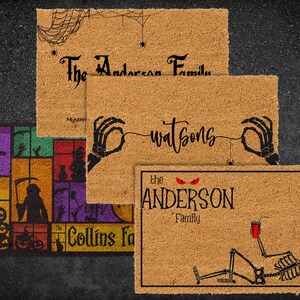 Pu&ograve; includere: Quattro diversi tappetini per porta di Halloween con vari disegni. Il primo tappetino ha un design a ragnatela nera con il testo "The Anderson Family". Il secondo tappetino ha un design a mano scheletrica con il testo "Watsons". Il terzo tappetino ha un design colorato con il testo "The Collins Family". Il quarto tappetino ha un design scheletrico con il testo "The Anderson Family".