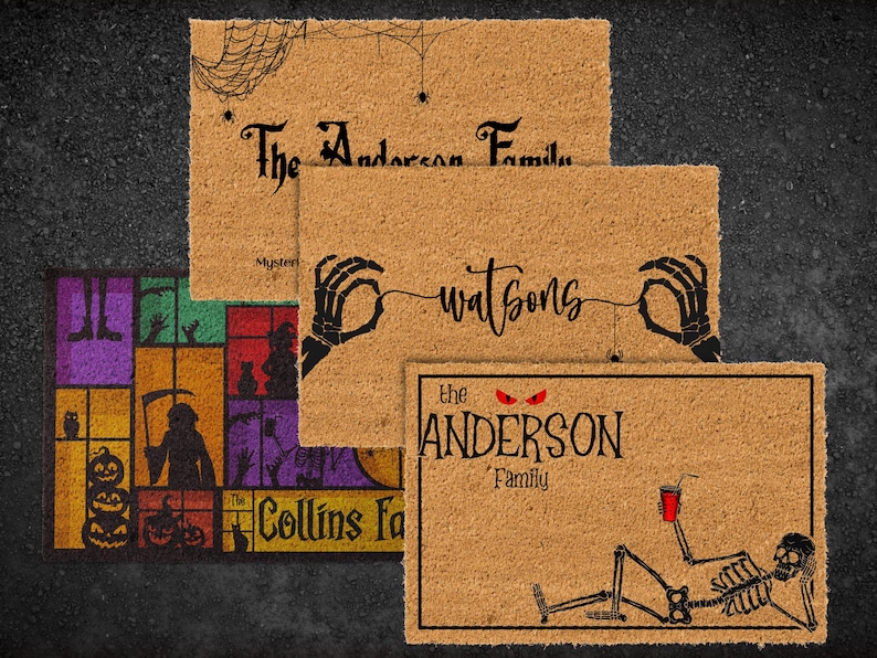 Pu&ograve; includere: Quattro diversi tappetini per porta di Halloween con vari disegni. Il primo tappetino ha un design a ragnatela nera con il testo "The Anderson Family". Il secondo tappetino ha un design a mano scheletrica con il testo "Watsons". Il terzo tappetino ha un design colorato con il testo "The Collins Family". Il quarto tappetino ha un design scheletrico con il testo "The Anderson Family".