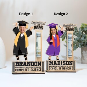 Op de afbeelding: Houten afstudeercadeau met twee figuren in afstudeerkleding, met diploma's. Elk figuur heeft een gleuf voor geld. De tekst luidt "Gefeliciteerd! Klas van 2025." De ene luidt "Brandon, Computer Science" en de andere "Madison, School of Medicine."