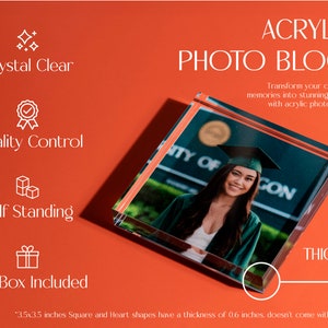 K&ouml;nnte beinhalten: Ein transparenter Acryl-Fotoblock mit einem Abschlussfoto darin. Der Block ist 1 Zoll dick und steht von selbst. Er wird mit einer Geschenkbox geliefert. "Quadratische und herzf&ouml;rmige Formen mit 3,5 x 3,5 Zoll haben eine Dicke von 0,6 Zoll und werden nicht mit einer Geschenkbox geliefert"
