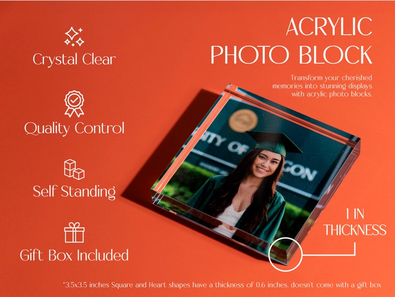 K&ouml;nnte beinhalten: Ein transparenter Acryl-Fotoblock mit einem Abschlussfoto darin. Der Block ist 1 Zoll dick und steht von selbst. Er wird mit einer Geschenkbox geliefert. "Quadratische und herzf&ouml;rmige Formen mit 3,5 x 3,5 Zoll haben eine Dicke von 0,6 Zoll und werden nicht mit einer Geschenkbox geliefert"