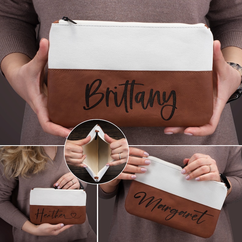 K&ouml;nnte beinhalten: Drei braune und wei&szlig;e Canvas-Rei&szlig;verschlusstaschen mit verschiedenen Namen, die auf den braunen Lederboden gestickt sind. Die Namen sind Brittany, Heather und Margaret.