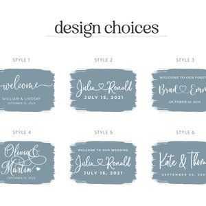 Pu&ograve; includere: Grafica con sei opzioni di design per la segnaletica nuziale. Ogni design presenta testo bianco su sfondo blu-grigio. Il testo include nomi, date e frasi come "welcome" e "welcome to our wedding."