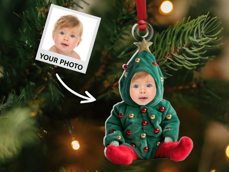 Pu&ograve; includere: Un ornamento natalizio a forma di bambino che indossa un costume da albero di Natale verde con stivali rossi. L'ornamento ha una stella dorata in cima e perline rosse e dorate per la decorazione. L'ornamento &egrave; appeso a un nastro rosso.