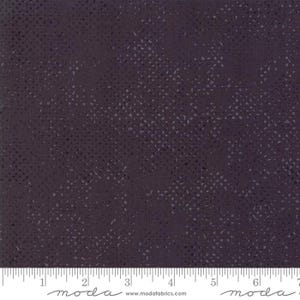 Peut inclure: Tissu violet foncé avec un motif subtil de points. Le tissu a un aspect texturé et une règle est en bas. Le tissu convient au patchwork et à d'autres projets d'artisanat.