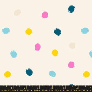 Puede incluir: Tela color crema con un patrón de círculos de pinceladas coloridas. Los círculos son en tonos de azul, rosa, amarillo y blanco roto. El texto "RUBY STAR SOCIETY" está en la parte inferior.