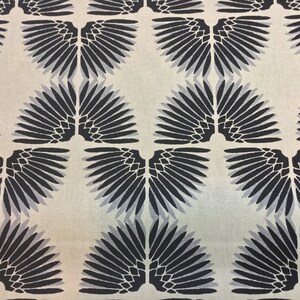 以下が含まれることがあります： 黒とグレーのスタイリッシュな羽根が繰り返しパターンで描かれた白い生地。羽根は、多くの小さな尖った形から構成されています。