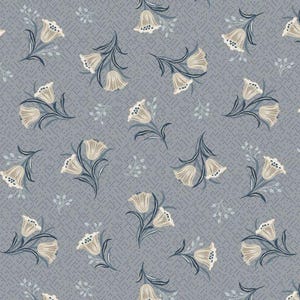Op de afbeelding: Een naadloos patroon met delicate witte klokvormige bloemen met blauwe stelen en bladeren op een lichtblauwe achtergrond.