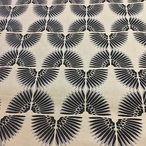 以下が含まれることがあります： 黒とグレーのスタイリッシュな羽根が繰り返しパターンで描かれた白い生地。羽根は幾何学的なパターンで配置され、モダンで抽象的なデザインを生み出しています。