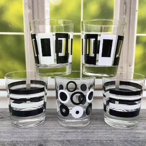 3 best friends wine glasses Long Distance Best Friend Wine Glass – Hand Painted Personalized Gift main image 1