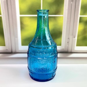 Bottiglia vintage di Root Bitters in vetro blu Wheaton ~ alta 7 1/2" ~ Dr. Chandlers Jamaica Ginger Root Bitters ~ Vetro artistico blu moderno di metà secolo