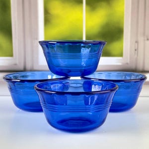 Lote de 4 ramequines Pyrex vintage de vidrio azul cobalto de 6 oz para guarniciones ~ Tazas de flan Pyrex #463, cuencos azules, cristalería, vajilla, kitsch de cocina