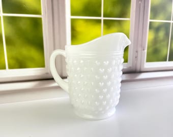 Jarra de vidrio opalino vintage con diseño de puntos en relieve, 13,3 cm de alto, 473 ml, diseño de puntos en relieve de Jacobs Ladder, vidrio opalino blanco coleccionable, kitsch de cocina blanco