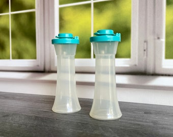 Tupperware Teal Blue Salt & Pepper Shakers 831-49 831-41 Translúcido con tapas de color verde azulado-Camper Retro Kitchen Kitsch-Hourglass MCM Tupperware