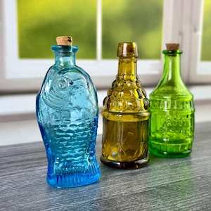 Juego de 3 mini botellas de vidrio de colores vintage Wheaton & Taiwan ~ Green Root Bitters Blue Fish Amber Bubble Glass ~ Juego de botellas pequeñas y coloridas