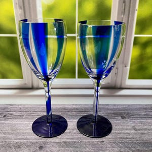 Set aus zwei Vintage gestreiften Kobaltblauen Glas- und Klarglas-Weingläsern 10 Unzen Mid Century Modern Cobalt Blue Barware ~ Geschenk für Weinliebhaber