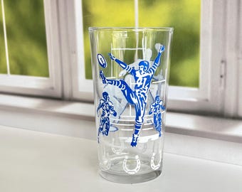 Copo de vidro vintage de futebol Swanky Swig ~ Jogadores de futebol azuis em formato de ferradura ~ Presente para amantes de futebol ~ Azul kitsch ~ Item colecionável Swanky Swig