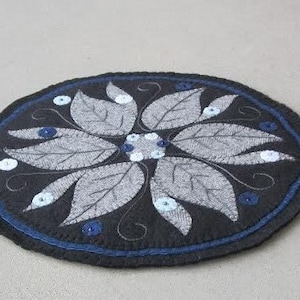 PDF Anleitung: Winter Leaf Penny Rug, Sofort Download, Winter Dekoration. Wolle, Wollfilz, Applikation.