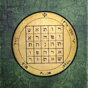 Op de afbeelding: Een vintage, groene, getextureerde achtergrond met een cirkelvormige, goudkleurige, ingelijste afbeelding van een Hebreeuws Kabbalah-vierkant. Het vierkant is gevuld met Hebreeuwse letters en de lijst heeft Hebreeuwse tekst rond de omtrek. De tekst luidt "עַד־אַפְלֵי־אָרֶץ:" en "עד־ום".