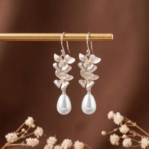 Eleganta blomhängen med konstpärla, silverörhängen med blommotiv, klassiska bröllopssmycken, present till henne