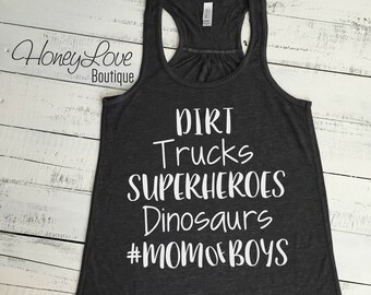 Camiseta sin mangas fluida para mamás de niños - Camiones de tierra, superhéroes, dinosaurios - #MOMofBOYS Mamá, regalo del Día de la Madre, camiseta sin mangas para mamá primeriza de niño, corte relajado