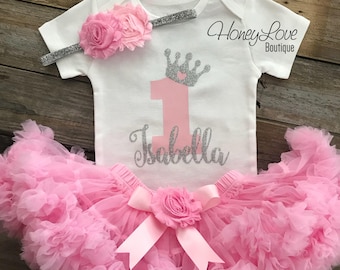 Personalisierte 1. Geburtstag Outfit Nummer 1 Tiara Krone Prinzessin Silber Glitzer Shirt Bodysuit, hellrosa Tutu Rock, Blumen Haarband Set