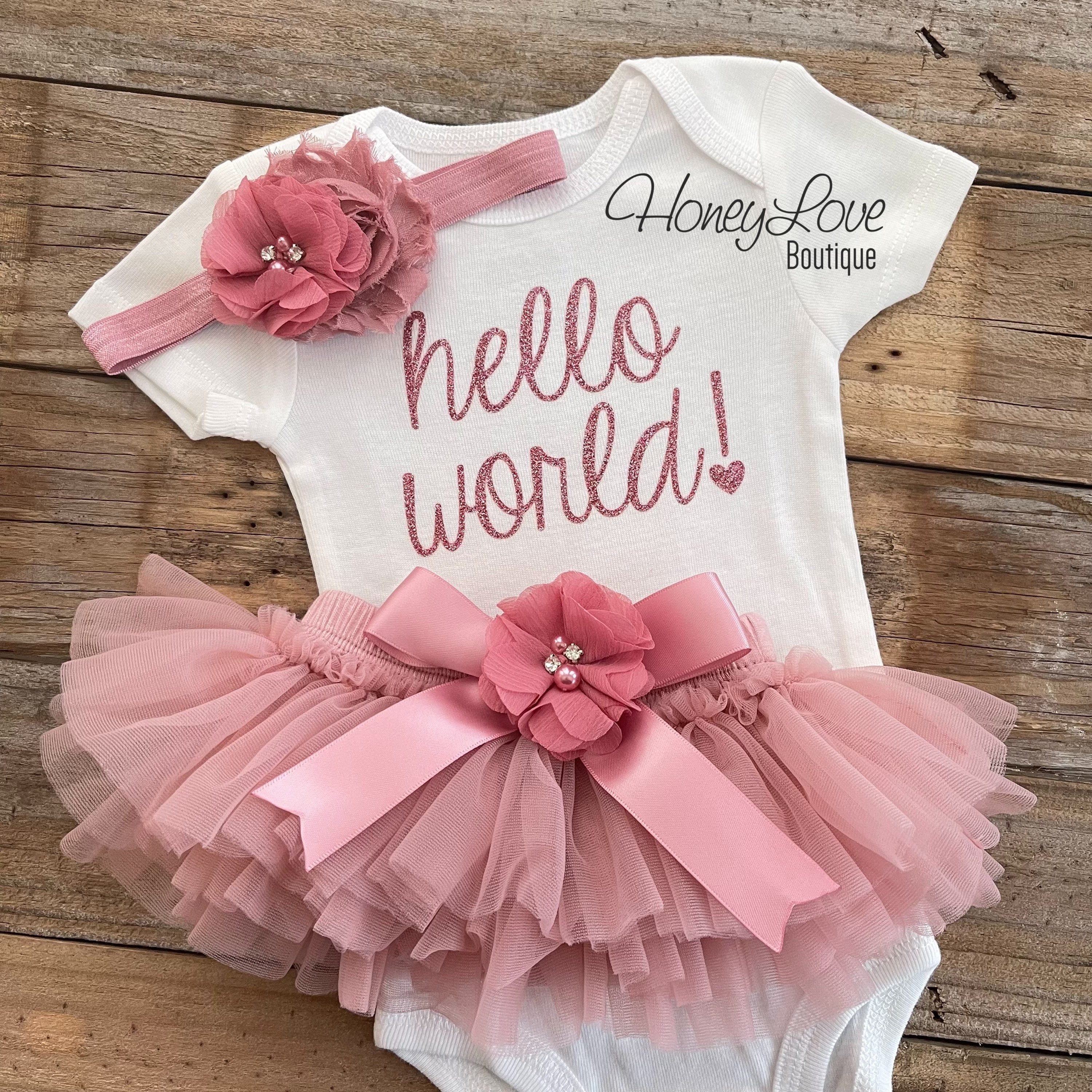 Hello world coming home outfit girl 2025