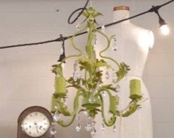 Lustre vintage en cristal à 4 lumières avec des gouttes de pluie ovales en cristal et octogonales en vert Annie Sloan Firle avec délavage Royaume-Uni, États-Unis, UE