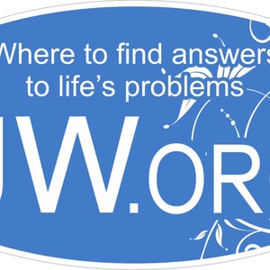 以下が含まれることがあります： 白い文字と蝶のデザインが施された青い楕円形のステッカー。テキストは「人生の問題に対する答えを見つける場所 JW.ORG」です。