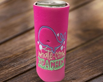 Puede incluir: Enfriador de latas de neopreno rosa con una ballena azul y el texto "whale-come beaches" bordado.